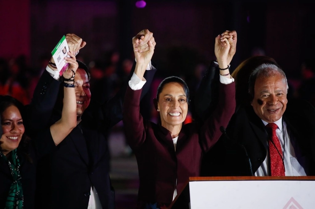 Al terminar el encuentro, los dirigentes y simpatizantes de la coalición Sigamos Haciendo Historia arroparon a Sheinbaum. Foto Cristina Rodríguez