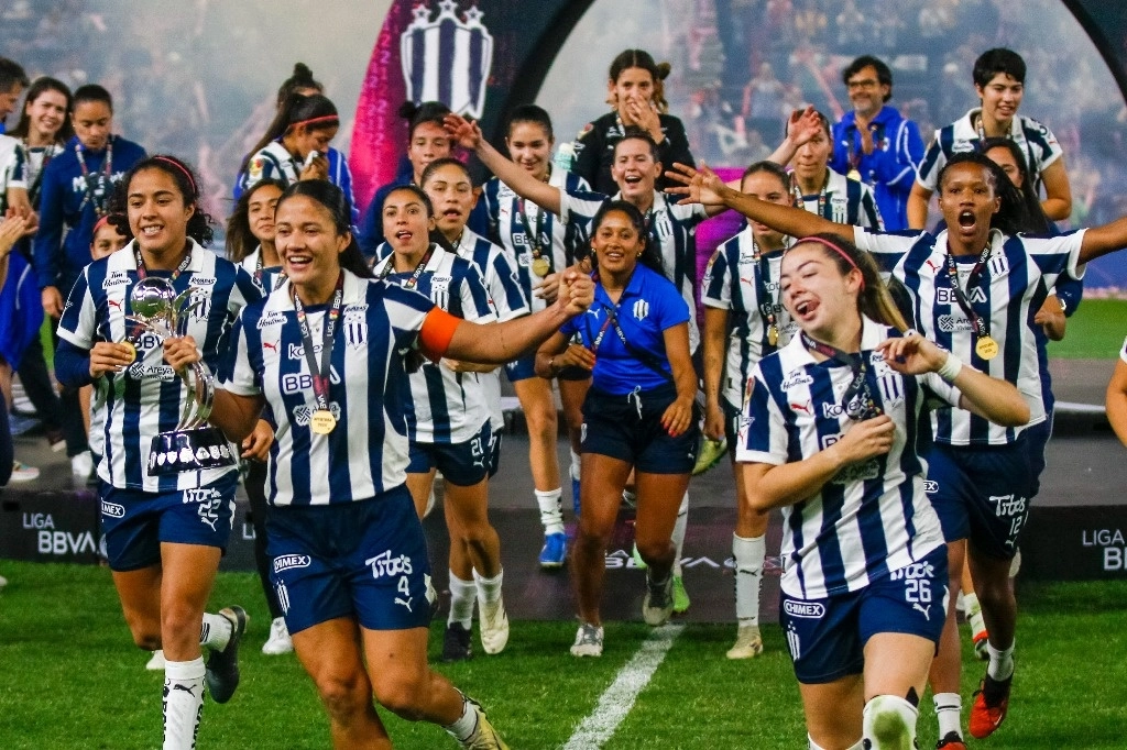 Al lograr la victoria 3-2, las Rayadas empataron 3-3 el marcador global y la final del futbol femenil mexicano se definió en penales 4-3, con lo que vencieron a sus archirrivales Tigres ante más de 50 mil aficionados. El equipo ganó su cuarto título. Foto Afp