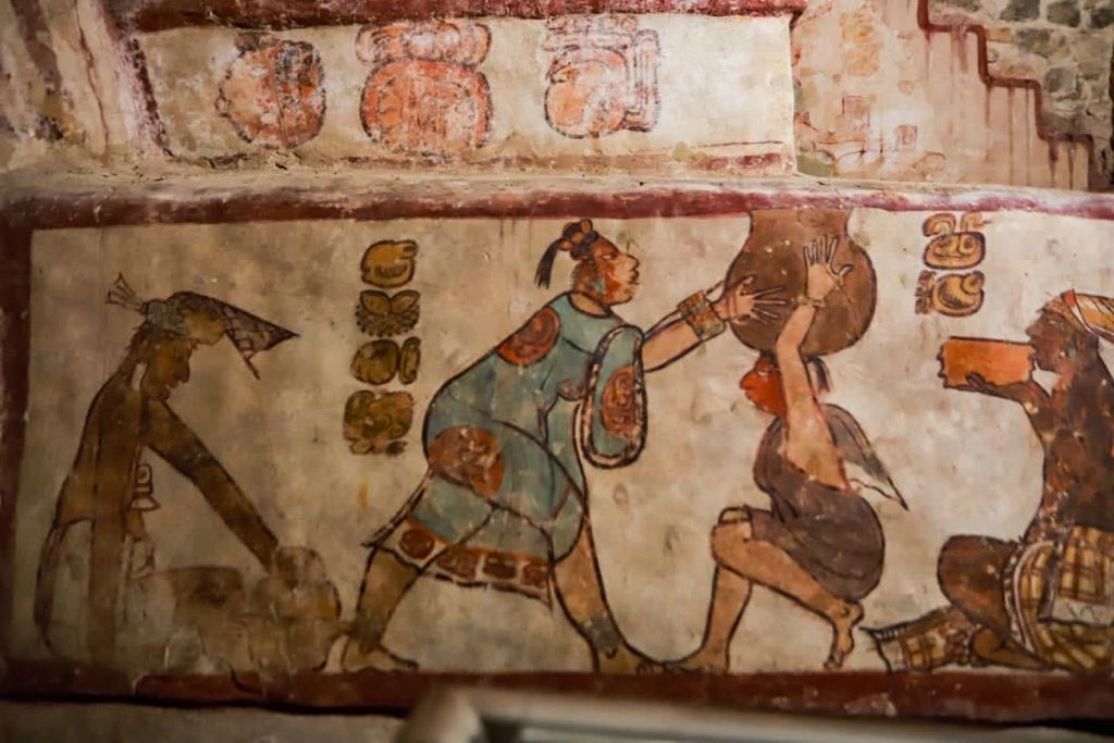 Pintura de Calakmul, de hace 300 años a.C., que acompañó al mensaje del presidente López Obrador en redes sociales, el 12 de octubre de 2021. Foto tomada del Twitter de @lopezobrador_
