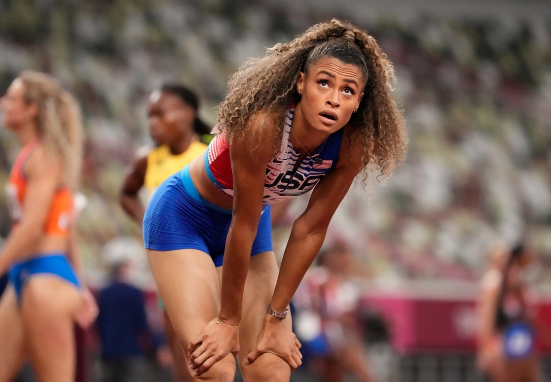 Sydney Mclaughlin tras ganar la medalla de oro en la final del relevo femenino de 4 x 400 metros en los Juegos Olímpicos de Verano de 2020, en Tokio, Japón. Foto Ap