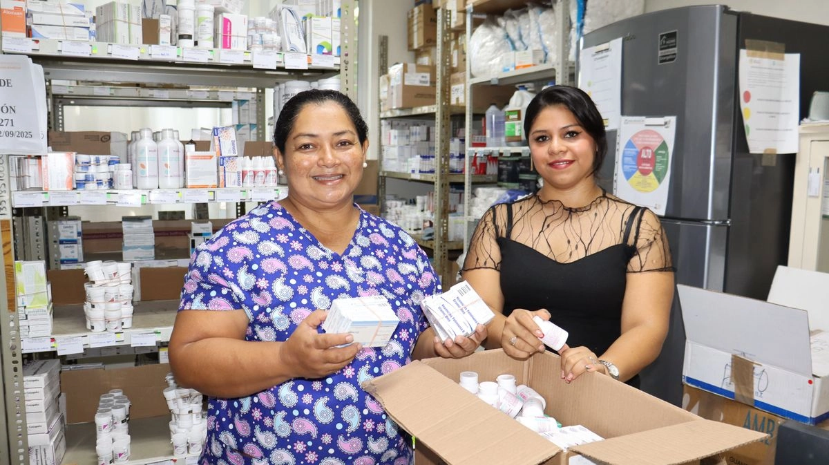 Personal de salud recibe medicamentos a través del programa Rutas de la Salud. Foto 
