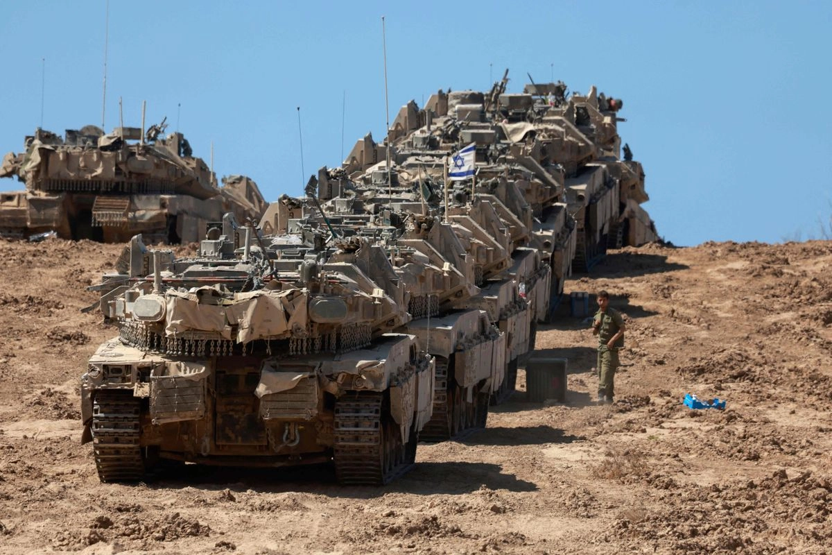Un convoy de tanques israelíes se despliega en la frontera de Israel con la Franja de Gaza el 16 de septiembre de 2025. 

