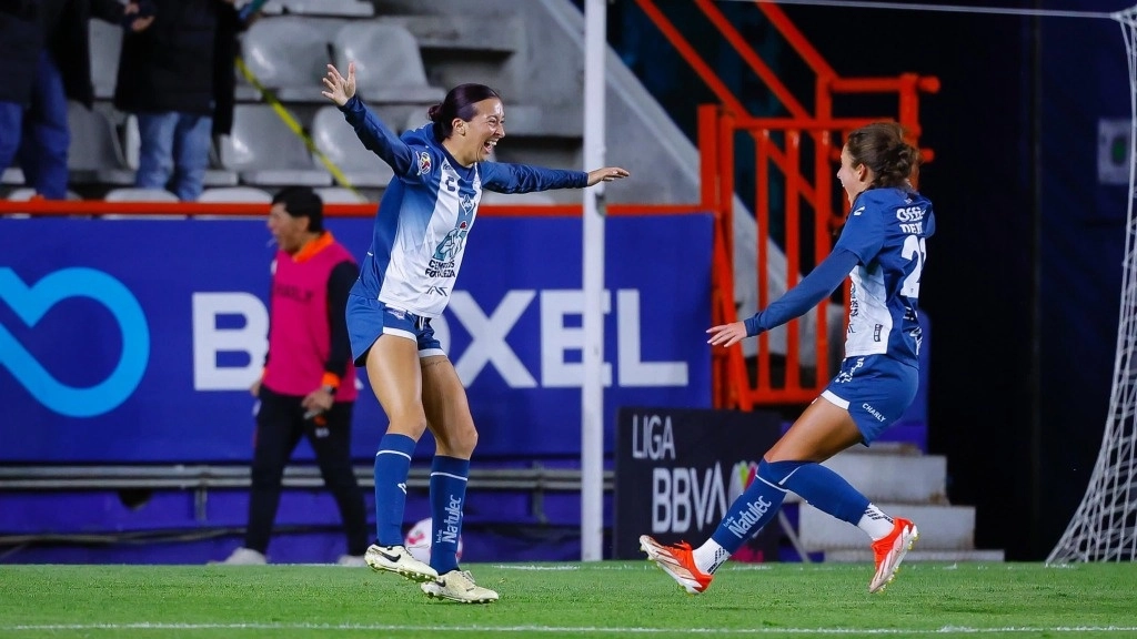 Nina Nicosia sentenció el duelo minutos después al aprovechar una desatención de sus rivales y tras gambetear a dos defensoras anotó el segundo para el Pachuca. Foto @TuzosFemenil