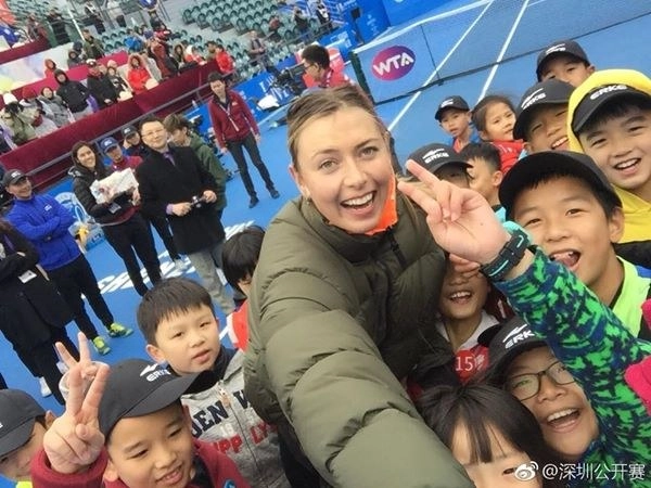 Maria Sharapova rodeada de niños durante un torneo en China. Foto tomada de su perfil de Facebook