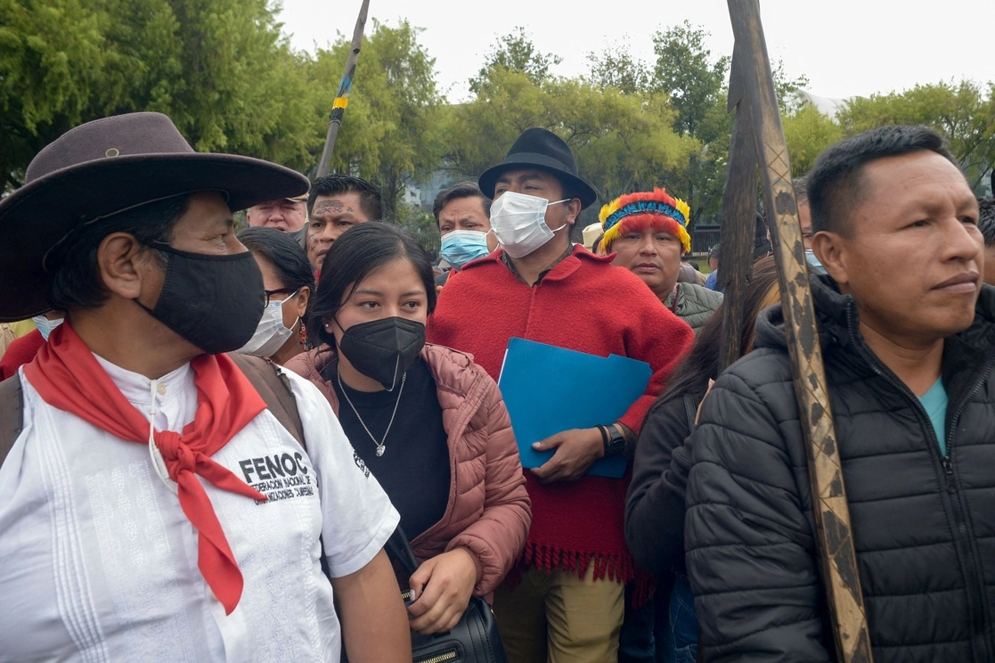 Leonidas Iza (al centro de poncho rojo), líder de la Confederación de Nacionalidades Indígenas del Ecuador (Conaie), llegó a la reunión con un contingente de 50 dirigentes, en Quito, el 10 de noviembre de 2021. Foto Afp 