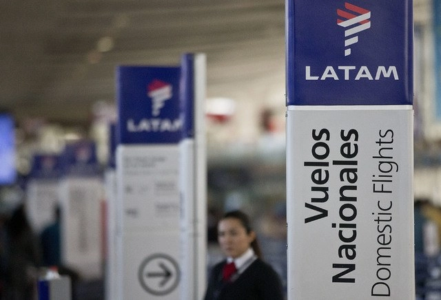 Latam Airlines solicitó protección por bancarrota, ante el brusco descenso en los viajes aéreos provocados por la pandemia del coronavirus. Foto Ap