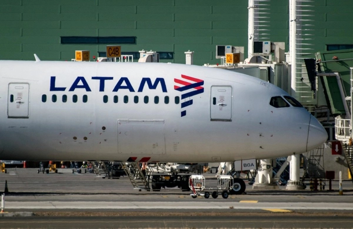 Un avión de Latam Airlines se encuentra en la pista del Aeropuerto Internacional de Santiago, Chile. Foto 