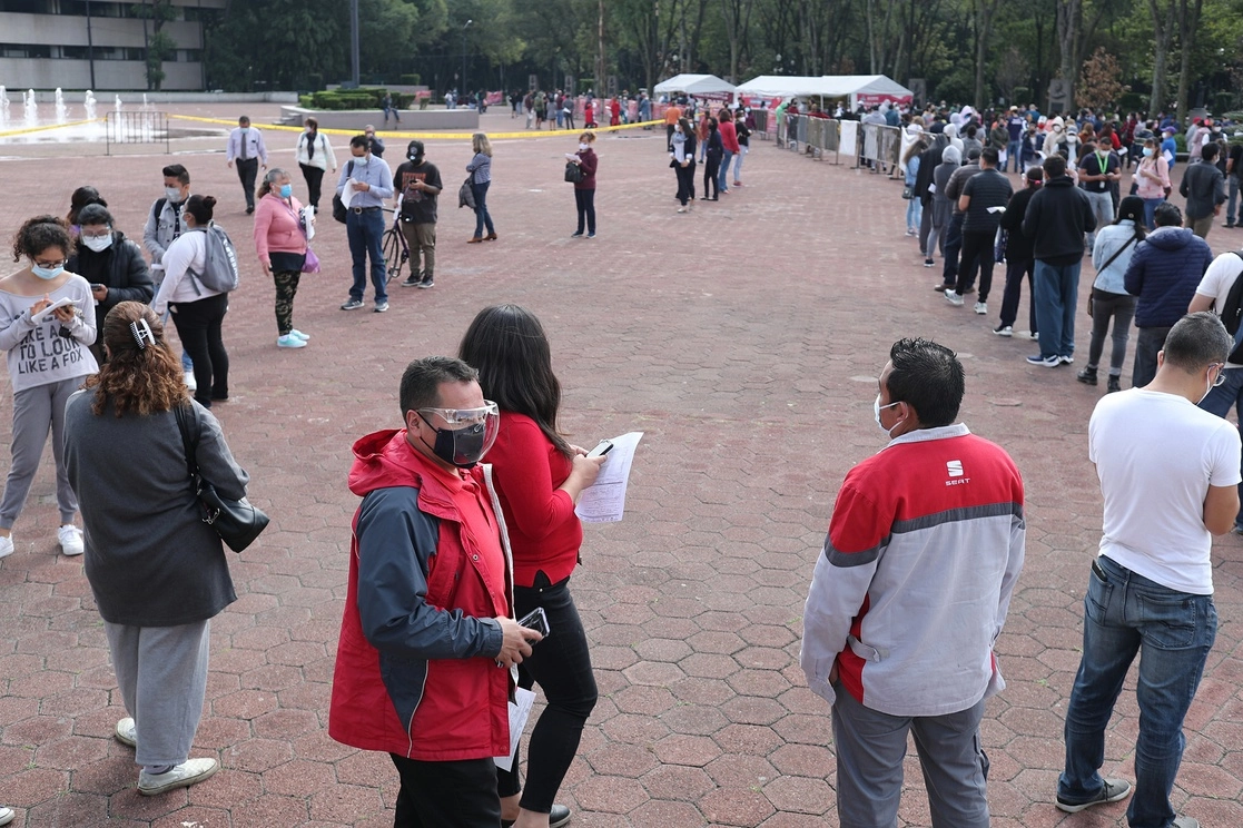 En la explanada de la alcaldía Benito Juárez se forman largas filas de personas que acuden a realizarse la prueba de detección del Covid-19, el 15 de julio de 2021. Foto José Antonio López