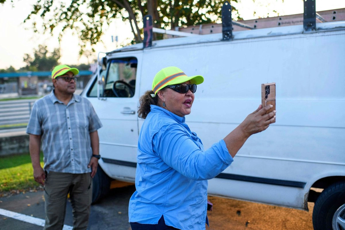 Martina Grifaldo y Francisco Mendoza, pareja de origen mexicano, recorren las calles de Houston, Texas, infirmando a los migrantes indocumentados sobre posibles redadas de ICE. Foto 