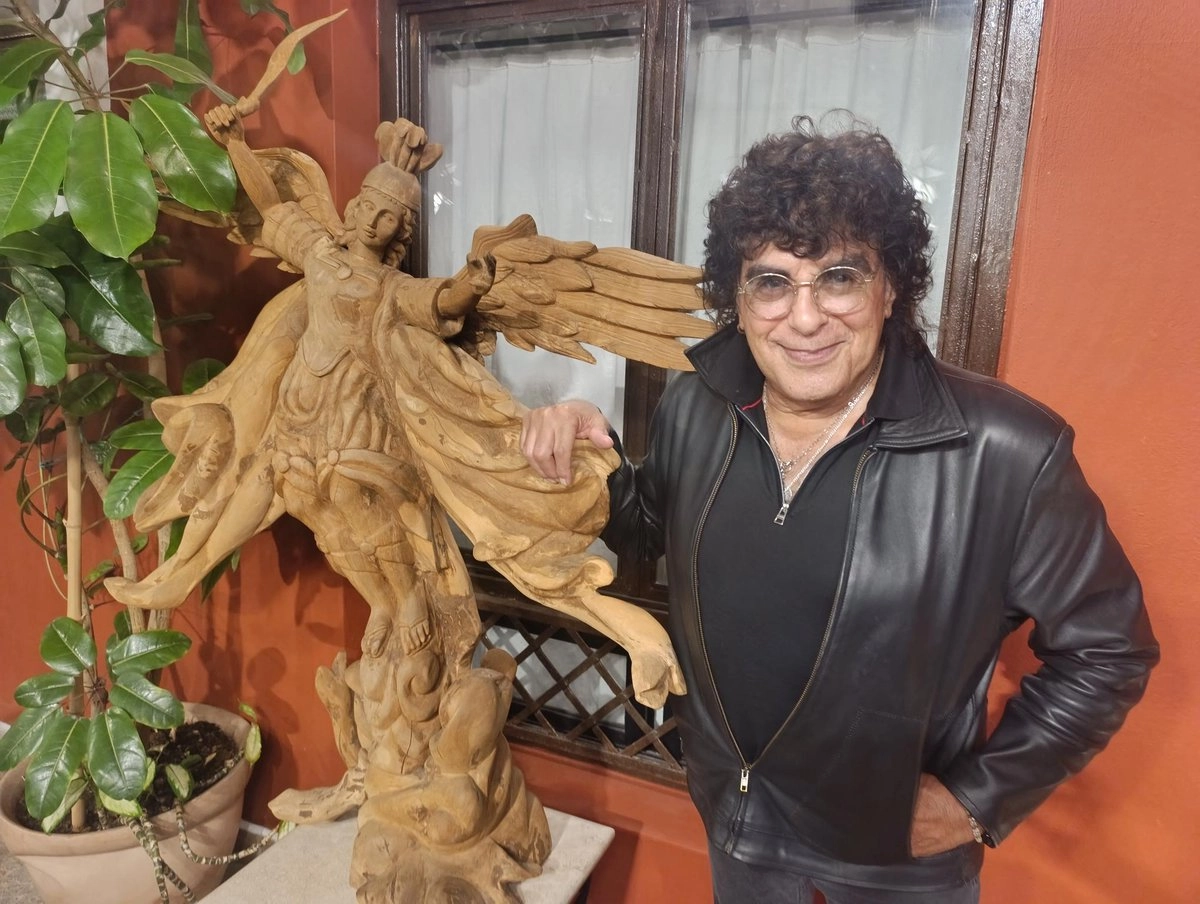 De 76 años, el cantante dijo que “ser longevos en la música significa cuidarse, sobre todo en este tipo de géneros como el 'rock' corriente que te pide salud, fortaleza y energía porque eso es lo que tú le propones a la gente, decirle un mensaje que venga con energía suficiente que vaya más allá del típico baladí que hay en un tipo de cantar.