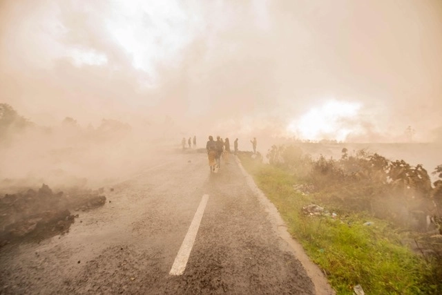 Residentes de Goma escaparon de la ciudad ante la inminente llegada de la lava volcánica. Foto Afp 