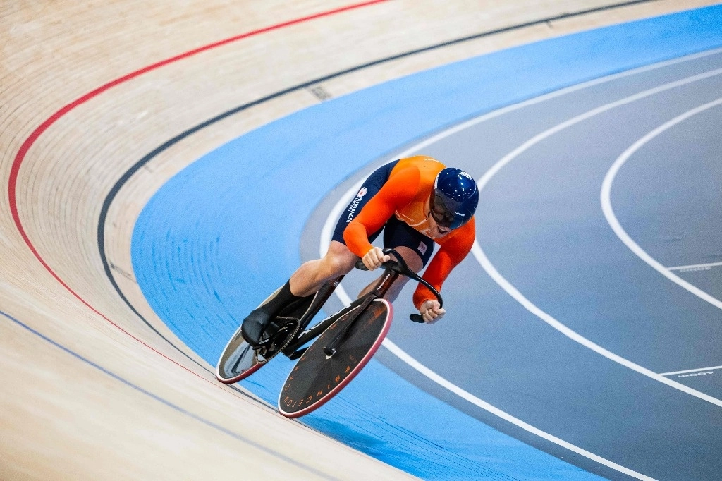 El holandés Harrie Lavreysen compite durante la carrera clasificatoria de sprint masculino del Campeonato Mundial de Ciclismo en Pista UCI en Ballerup, Dinamarca, el 19 de octubre de 2024. Foto Afp