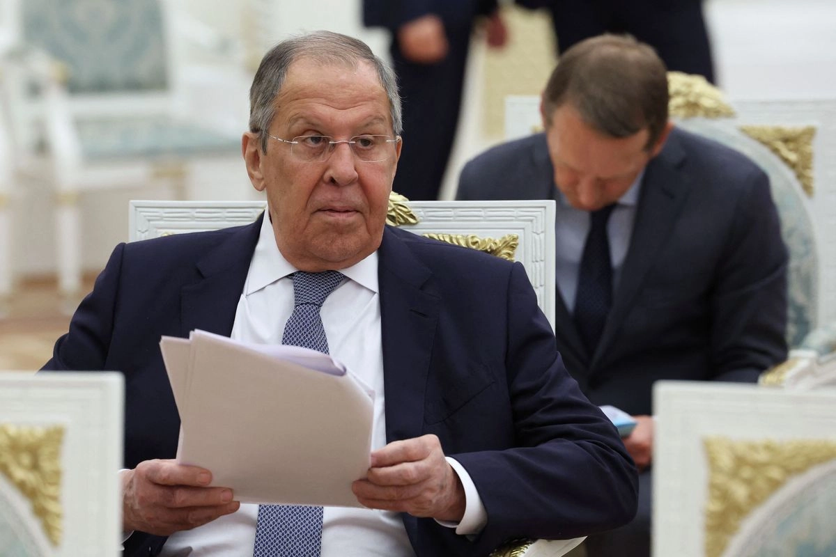 El ministro de Asuntos Exteriores ruso, Serguéi Lavrov, escucha la declaración del presidente ruso, Vladimir Putin, durante una reunión en el Kremlin de Moscú el 16 de agosto de 2025. 

