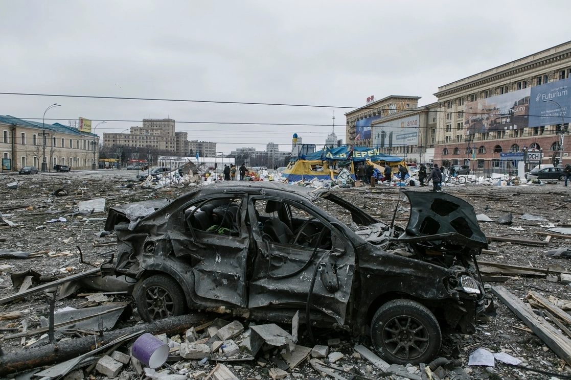 Aspecto de la plaza central de Jarkov luego del bombardeo del edificio del ayuntamiento, ayer. Rusia intensificó los ataques en la segunda ciudad más grande de Ucrania, golpeando objetivos civiles. Foto Ap