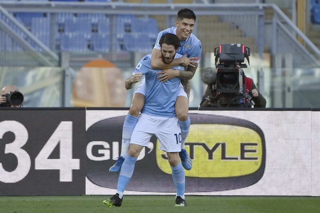 El jugador español, Luis Alberto celebra la anotación que dio el triunfo 1-0 de Lazio Sobre Sampdoria, en la fecha 23 de la Serie A. Foto Ap
