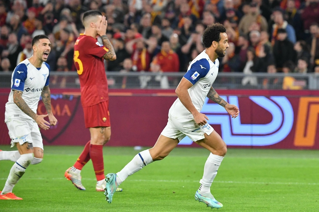 Felipe Anderson (derecha) marcó a los 29 minutos el gol que daría la victoria a Lazio sobre Roma, en la fecha 13 de la Serie A. Foto Afp