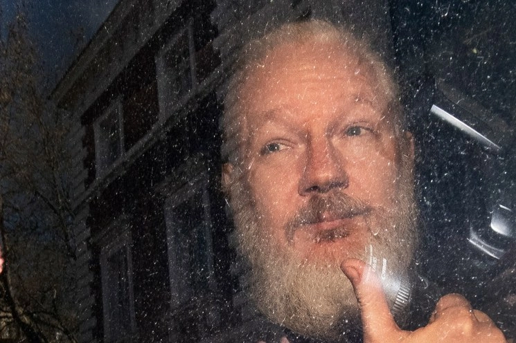 Medios de comunicación se han sumado a un linchamiento mediático, como nunca antes visto, en contra de de Julian Assange. Foto Ap/Archivo 