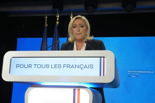 La ultraderechista Marine Le Pen aseguró que su resultado en la elección presidencial en Francia representa "una brillante victoria", pese a haber perdido contra el centrista Emmanuel Macron. Foto Ap