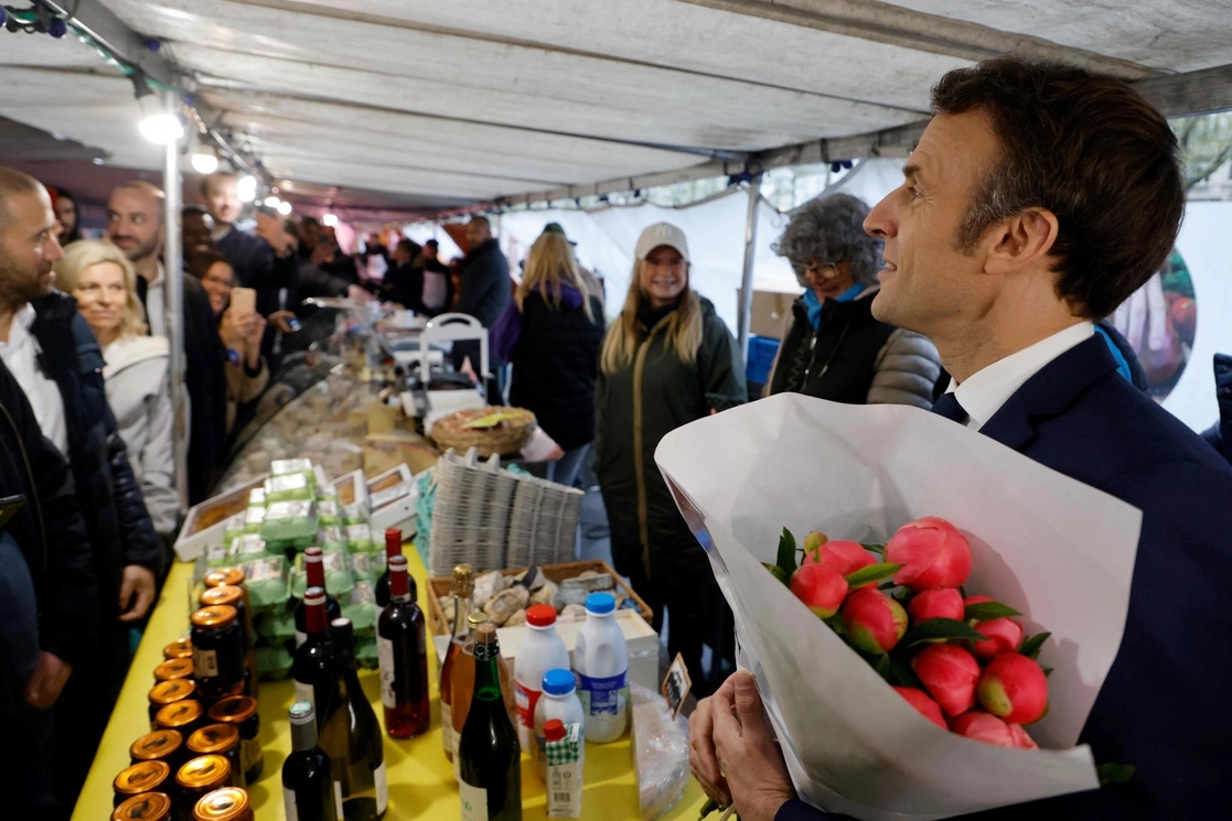El presidente francés, Emmanuel Macron, en un mercado al aire libre en Neuilly-sur-Seine, cerca de París, el 8 de abril de 2022. Foto Afp 