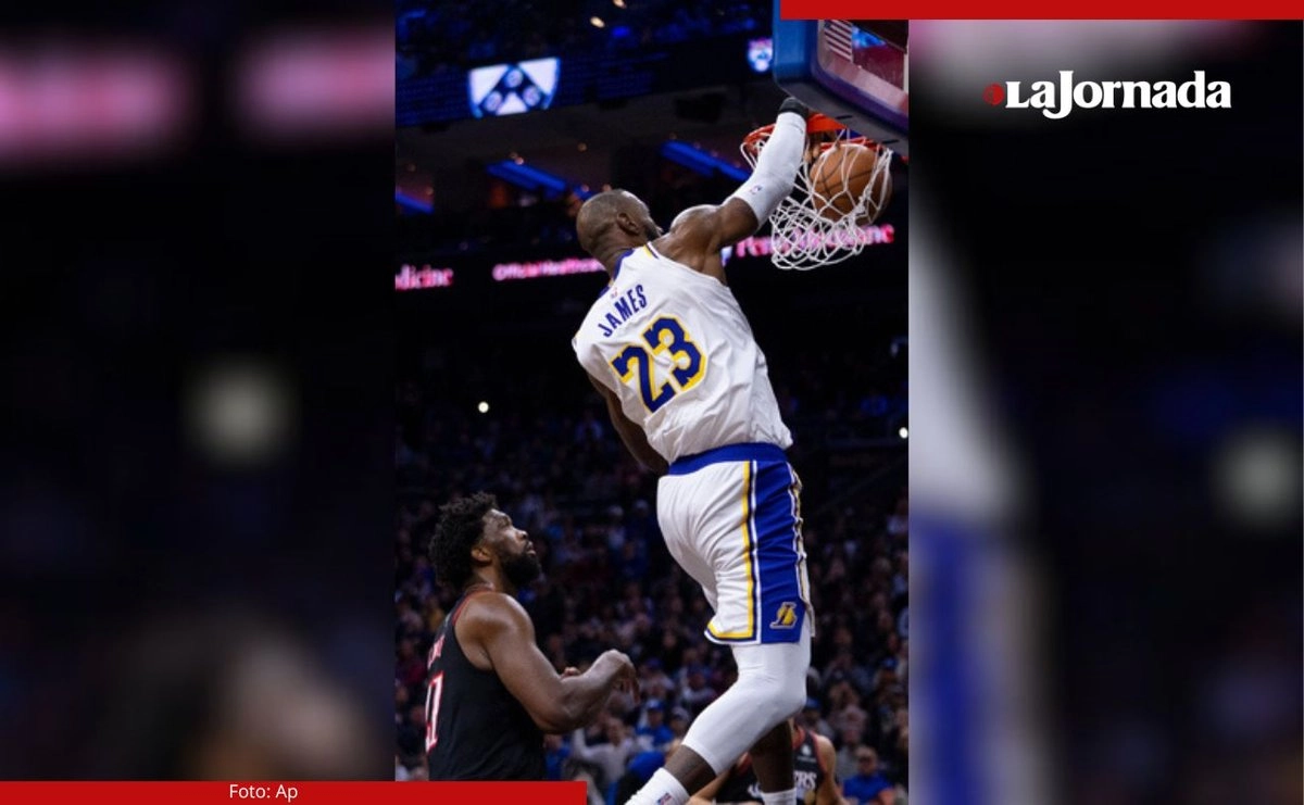 LeBron James encestó un triple decisivo en los últimos momentos y anotó 29 puntos en el partidos de los  Lakers de Los Ángeles y los 76ers de Filadelfia. Foto