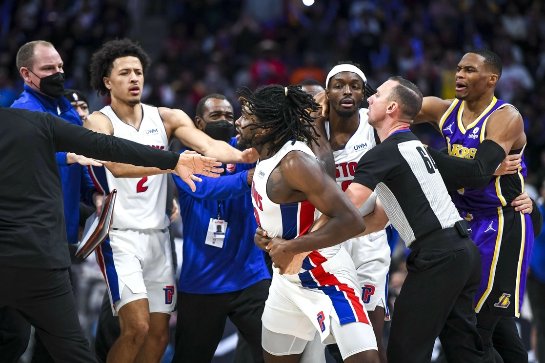 Isaiah Stewart de los Detroit Pistons es restringido mientras persigue a LeBron James. Foto Afp
