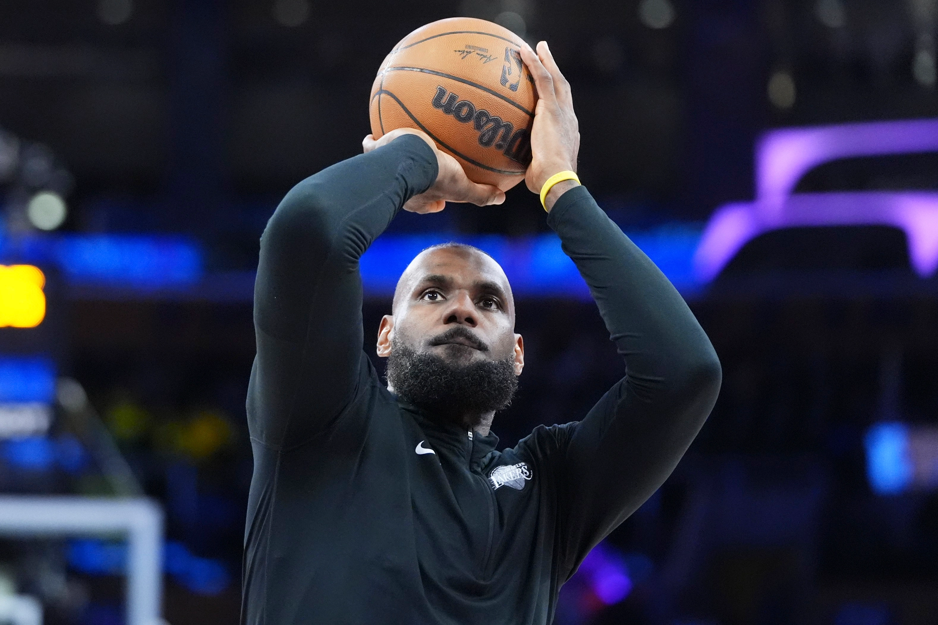 El delantero de Los Angeles Lakers, LeBron James, calienta antes de un partido de baloncesto de la NBA contra los New Orleans Pelicans, el martes 4 de marzo de 2025, en Los Ángeles. Foto
