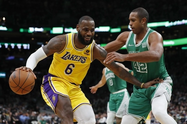 El jugador de los Lakers, Lebron James (izq) durante el juego. Foto Ap
