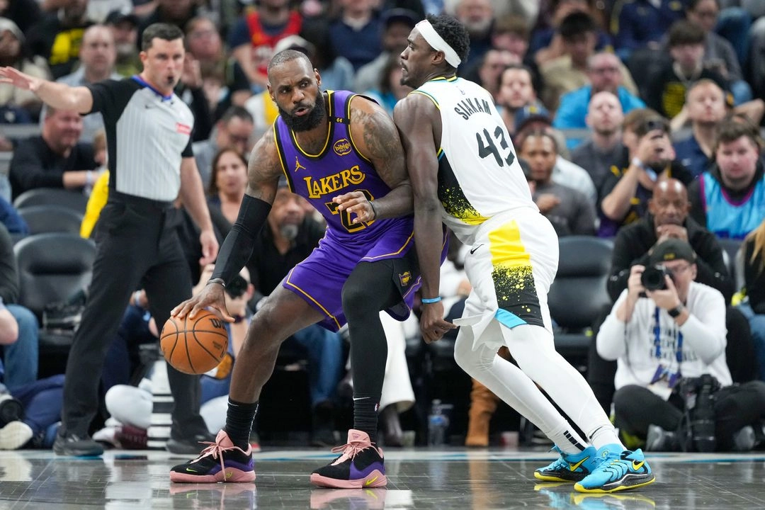 El delantero de Los Angeles Lakers, LeBron James (23), se acerca al delantero de los Indiana Pacers, Pascal Siakam (43), durante la segunda mitad de un partido de baloncesto de la NBA en Indianápolis, el miércoles 26 de marzo de 2025. Foto