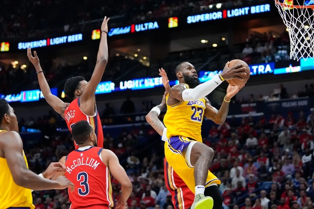 LeBron James (en la imagen), el máximo anotador de la historia de la NBA, y el jugador actual más valioso, Joel Embiid, encabezan la lista de estrellas del equipo masculino de baloncesto de Estados Unidos para los Juegos Olímpicos de París. Foto Ap
