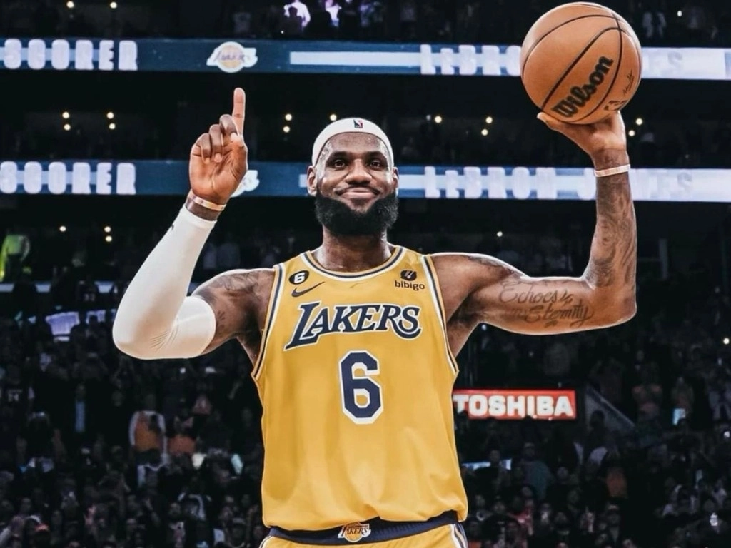 James dijo que está disfrutando otra oportunidad de compartir el foco de atención durante estas festividades con Curry, contra quien ha jugado en Navidad tres veces anteriores. Foto tomada de Facebook @LeBron / Archivo