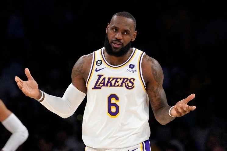 LeBron James de los Lakers durante el encuentro. Foto Ap