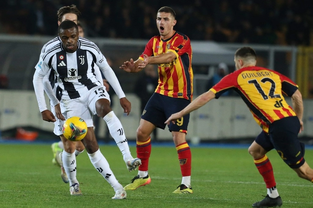 El defensa francés de la Juventus, Pierre Kalulu (izq.), controla el balón durante el partido de futbol de la Serie A italiana entre el US Lecce y el FC Juventus en el Estadio Via del Mare en Lecce el 1 de diciembre de 2024. Foto AP