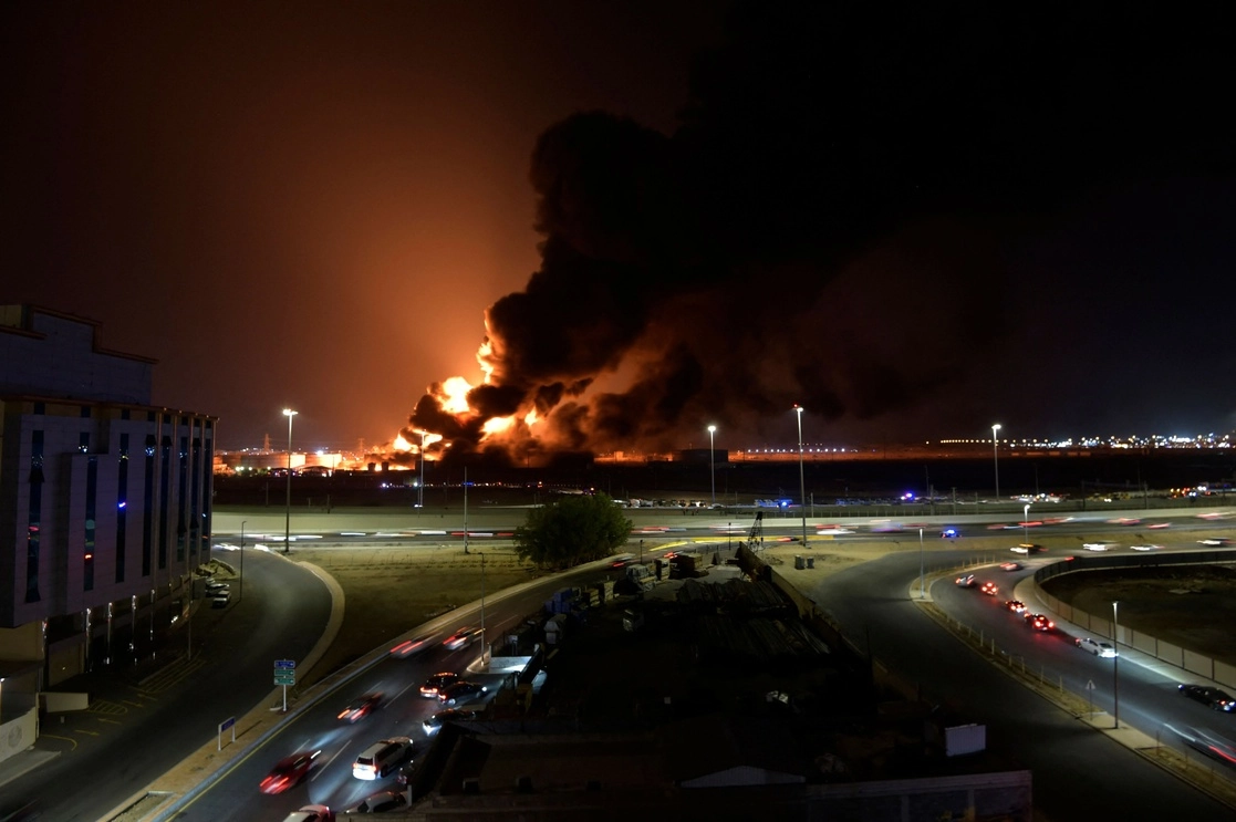 Uno de los ataques que se atribuyeron rebeldes yemenitas hutíes fue contra una instalación petrolera, a 10 kilómetros de la pista donde se realiza el Gran Premio de F1. Foto Afp