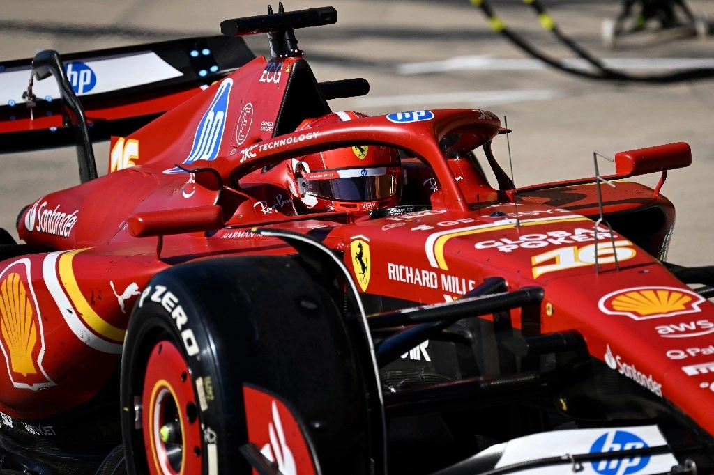 El piloto de Ferrari Charles Leclerc, de Mónaco, sale de boxes durante la carrera de autos del Gran Premio de Estados Unidos de Fórmula 1 en el Circuito de las Américas, el 20 de octubre de 2024, en Austin, Texas. Foto Ap