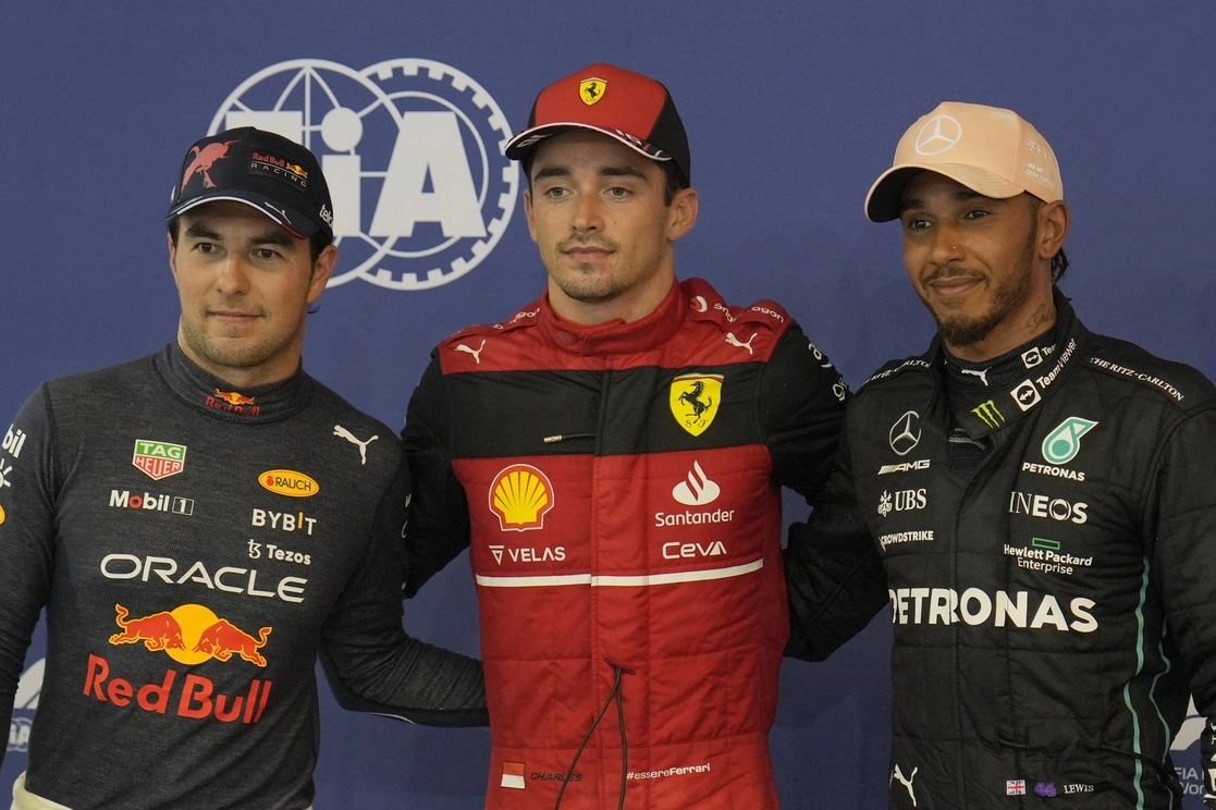 Sergio Pérez, de Red Bull; Charles Leclerc, Ferrari y Lewis Hamilton, de Mercedes, tras la carrera de clasificación del GP de Singapur en el circuito urbano de Marina Bay, el 1 de octubre de 2022. Foto Ap