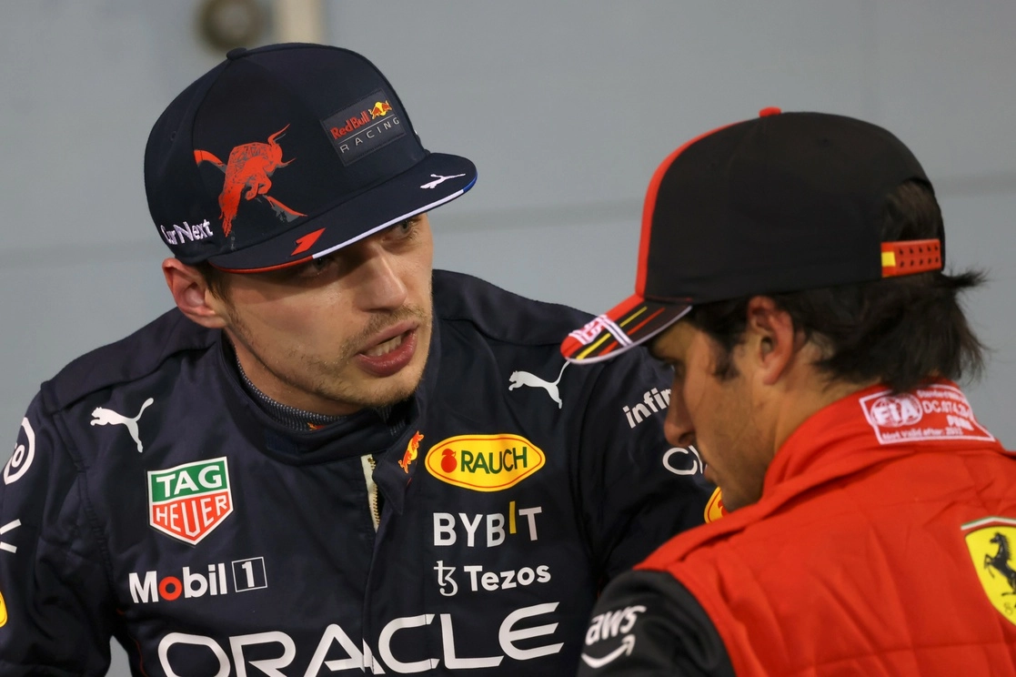 Max Verstappen y Sergio Pérez, de Red Bull, durante el Gran Premio de Bahrein. Foto Ap
