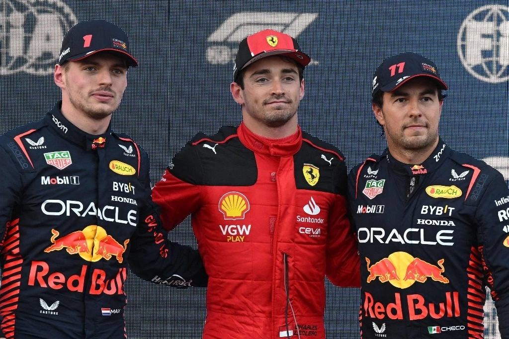 El neerlandés Max Verstappen, el monegasco Charles Leclerc y el mexicano Sergio Pérez tras la sesión de clasificación del Gran Premio de Azerbaiyán, el 28 de abril de 2023. Foto Afp