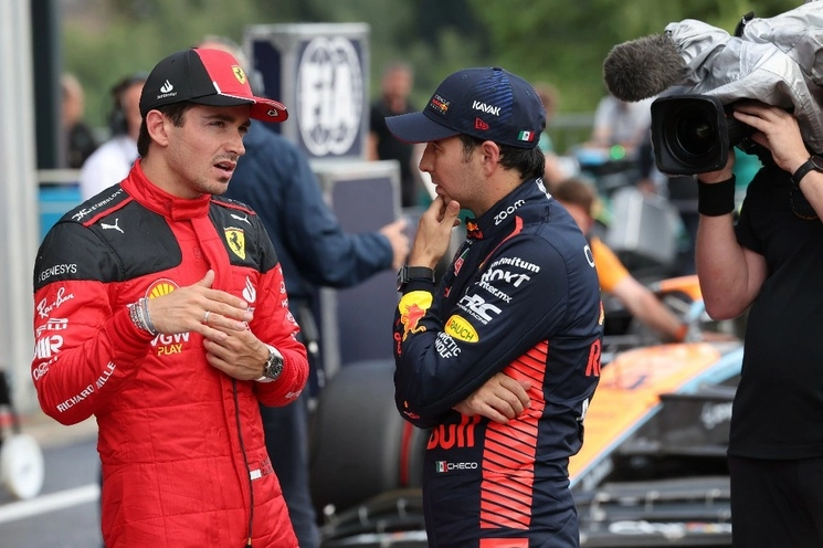 Charles Leclerc, piloto de Ferrari y Sergio ‘Checo’ Pérez, de la escudería Red Bull conversan tras la clasificación del GP de Bélgica. Foto Ap