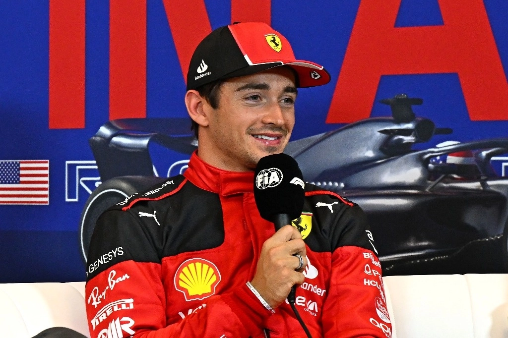 El piloto monegasco de Ferrari, Charles Leclerc, habla con la prensa después de ganar la pole position en la sesión de clasificación para el Gran Premio de Fórmula Uno de Estados Unidos. Foto Afp