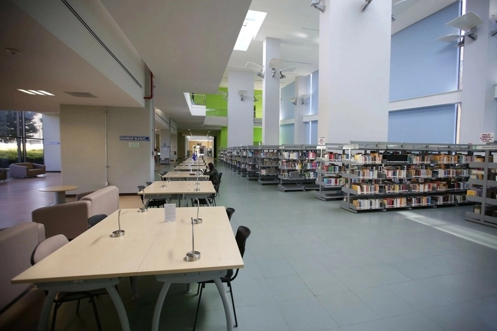 Efrén García, promotor de lectura y cuentacuentos en diversas primarias de la alcaldía Venustiano Carranza, señala que para muchas familias comprar libros es un lujo que no pueden darse, pero el que en la escuela puedan elegir uno que les parezca interesante y lo lleven a casa es importante. Foto La Jornada 