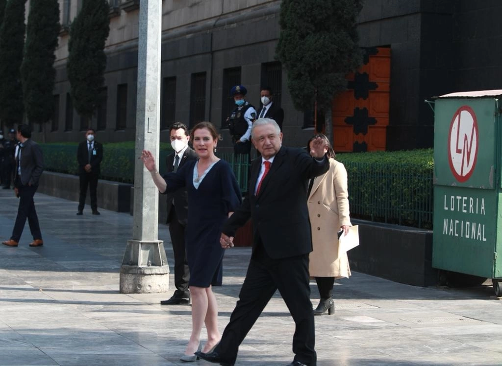El presidente López Obrador, acompañado de su esposa Beatriz Gutiérrez Müller, a su salida de la SCJN, tras el tercer informe de actividades del ministro presidente, Arturo Zaldívar. Foto Alfredo Domínguez
