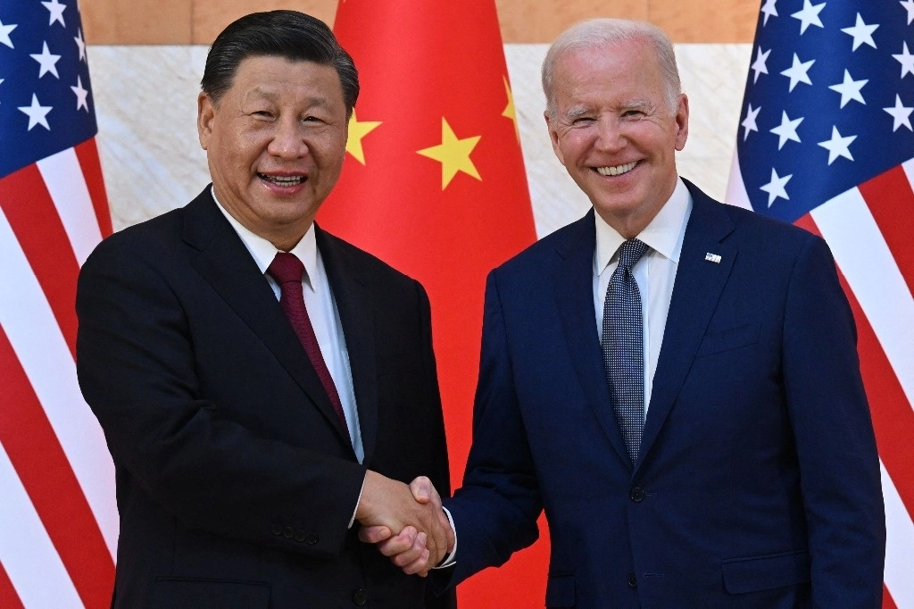 El presidente estadounidense Joe Biden y el presidente de China, Xi Jinping (izq.), se dan la mano mientras se reúnen al margen de la Cumbre del G20 en Nusa Dua, en la isla turística indonesia de Bali, el 14 de noviembre de 2022. Foto Afp