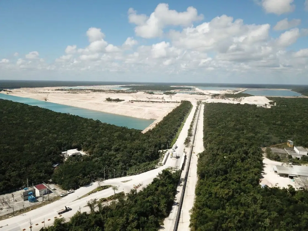 Legisladores buscan impedir que los barcos que utilizan el puerto de Punta Venado en Quintana Roo puedan descargar o ser reparados en ese país. Foto Cuartoscuro 