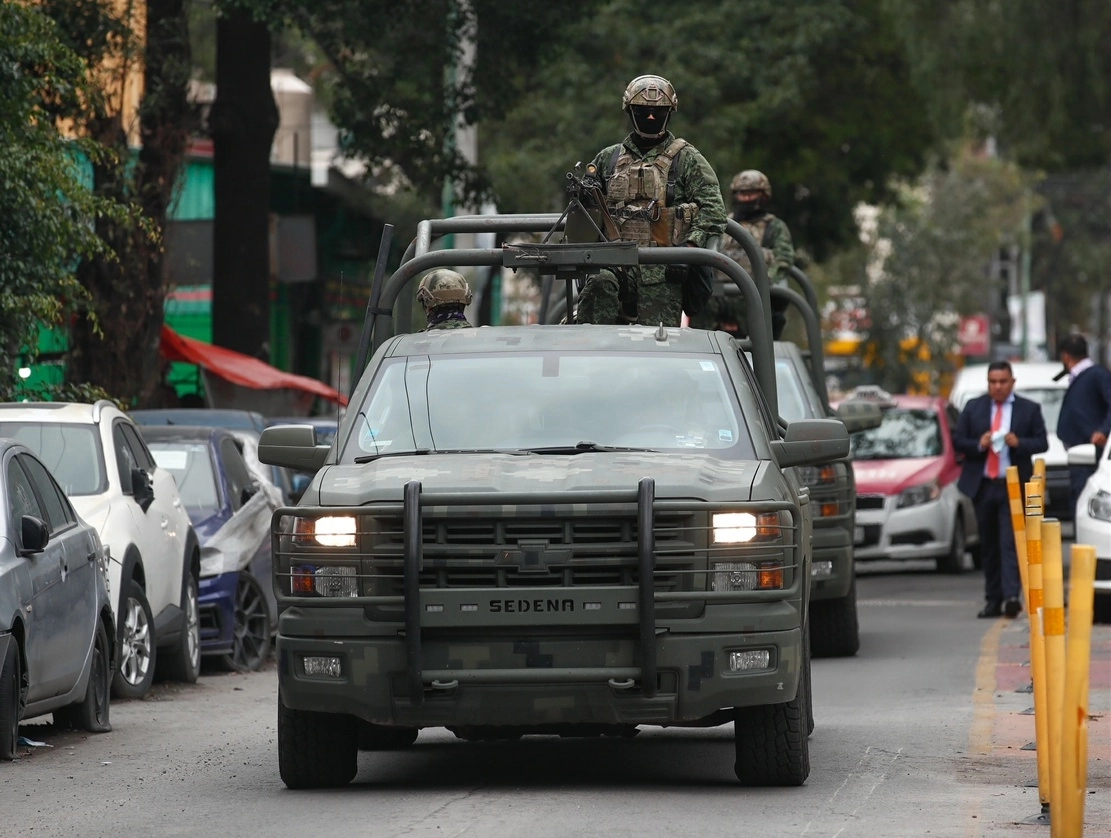 Militares participan en un operativo en calles de la CDMX.  Foto Víctor Camacho / Archivo