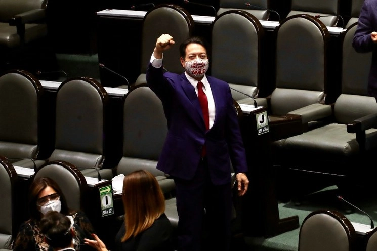 Mario Delgado, coordinador de Morena en San Lázaro, durante la votación de cuatro consejeros electorales del INE, en días pasados. Foto Luis Castillo 