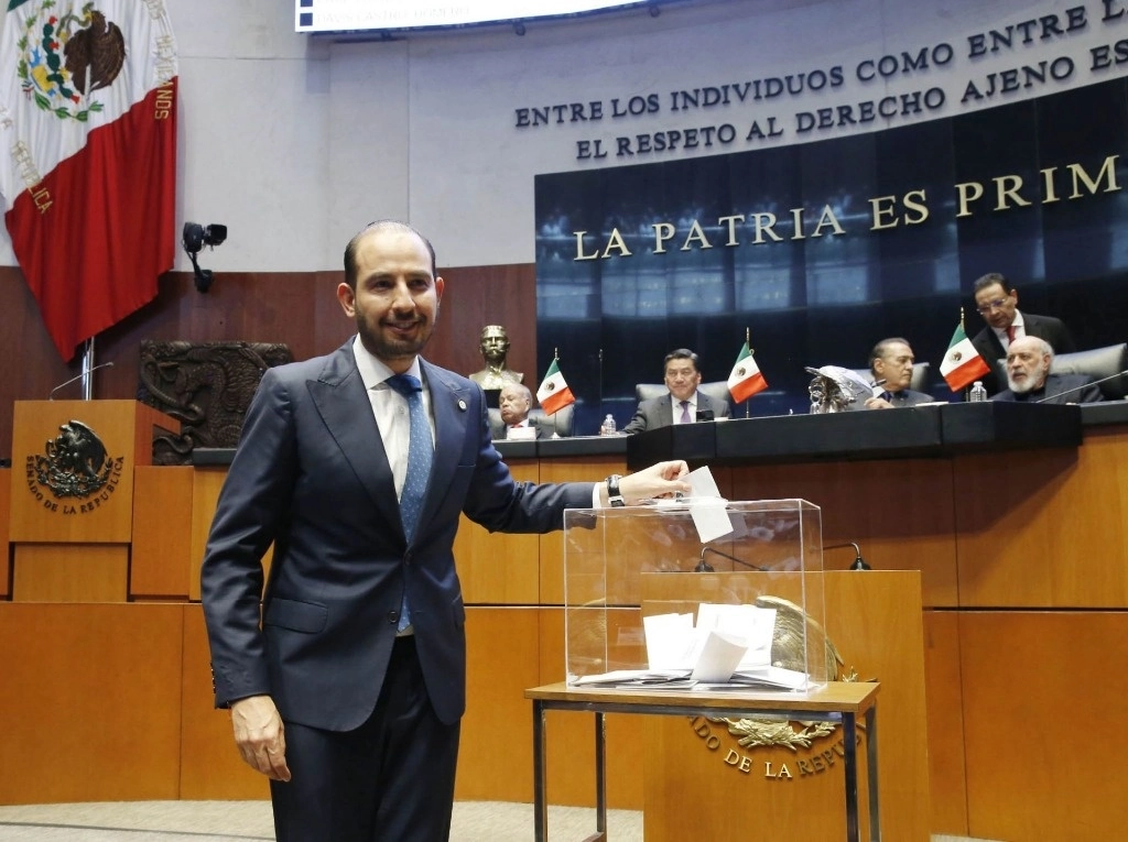 El actual senador panista Marko Cortés emite su votación para elegir al Presidente de la Mesa Directiva, durante la instalación de la LXVI y LXVII Legislatura del Senado de la República, el pasado 29 de agosto. Foto Cuartoscuro 
