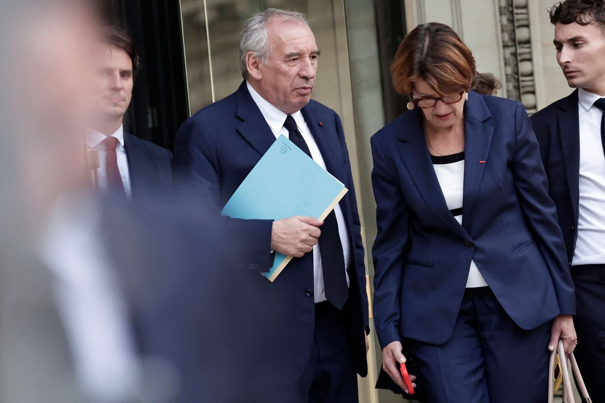La Jornada - Legisladores destituyen al primer ministro de Francia