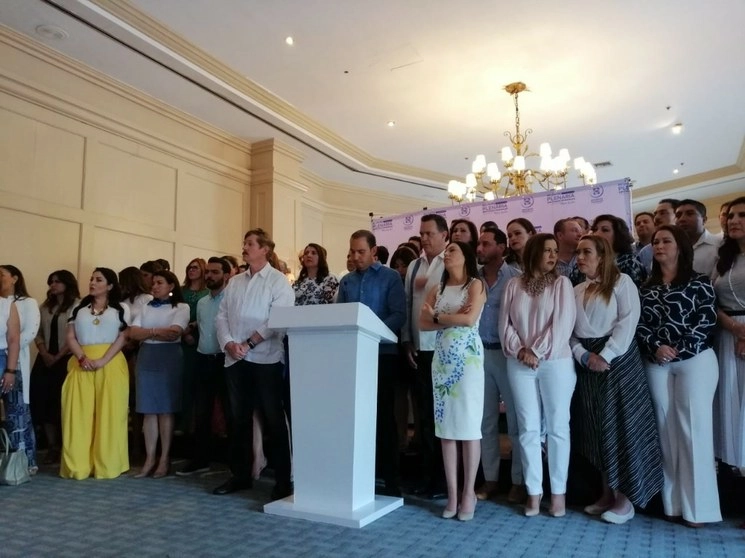 Los legisladores panistas junto al dirigente de su partido. Foto Luis Boffil