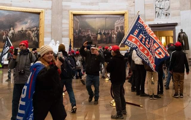 Simpatizantes del presidente Donald Trump entraron por la fuerza al Capitolio en protesta por la derrota electoral del mandatario. Foto Afp 