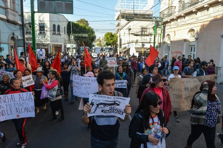 Protesta estudiantil en Toluca contra el alza al costo del pasaje en el Estado de México. Foto Agencia MVT